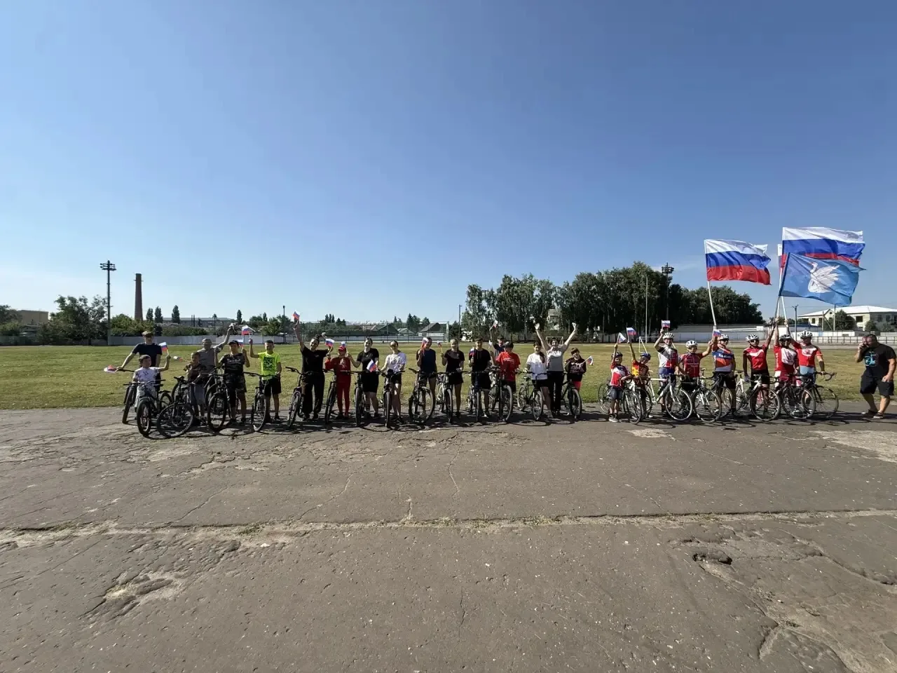 🚴‍♂️🇷🇺 Яркий велопробег с флагами на стадионе «Старт»!