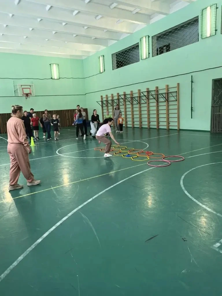 Позитивные каникулы🎄❄️☃️ Сегодня спортивный зал школы превратился в настоящую зимнюю эстафету.  Учен