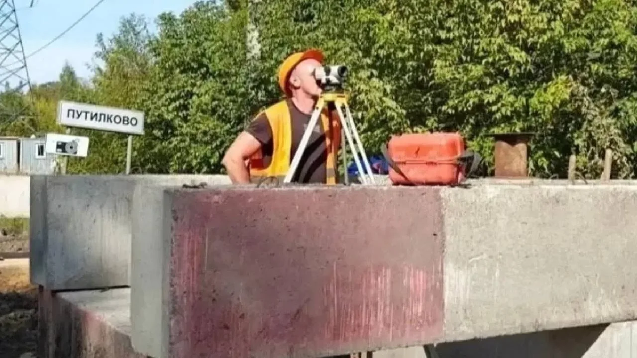 В Путилково полным ходом идет реконструкция моста через реку Сходня.