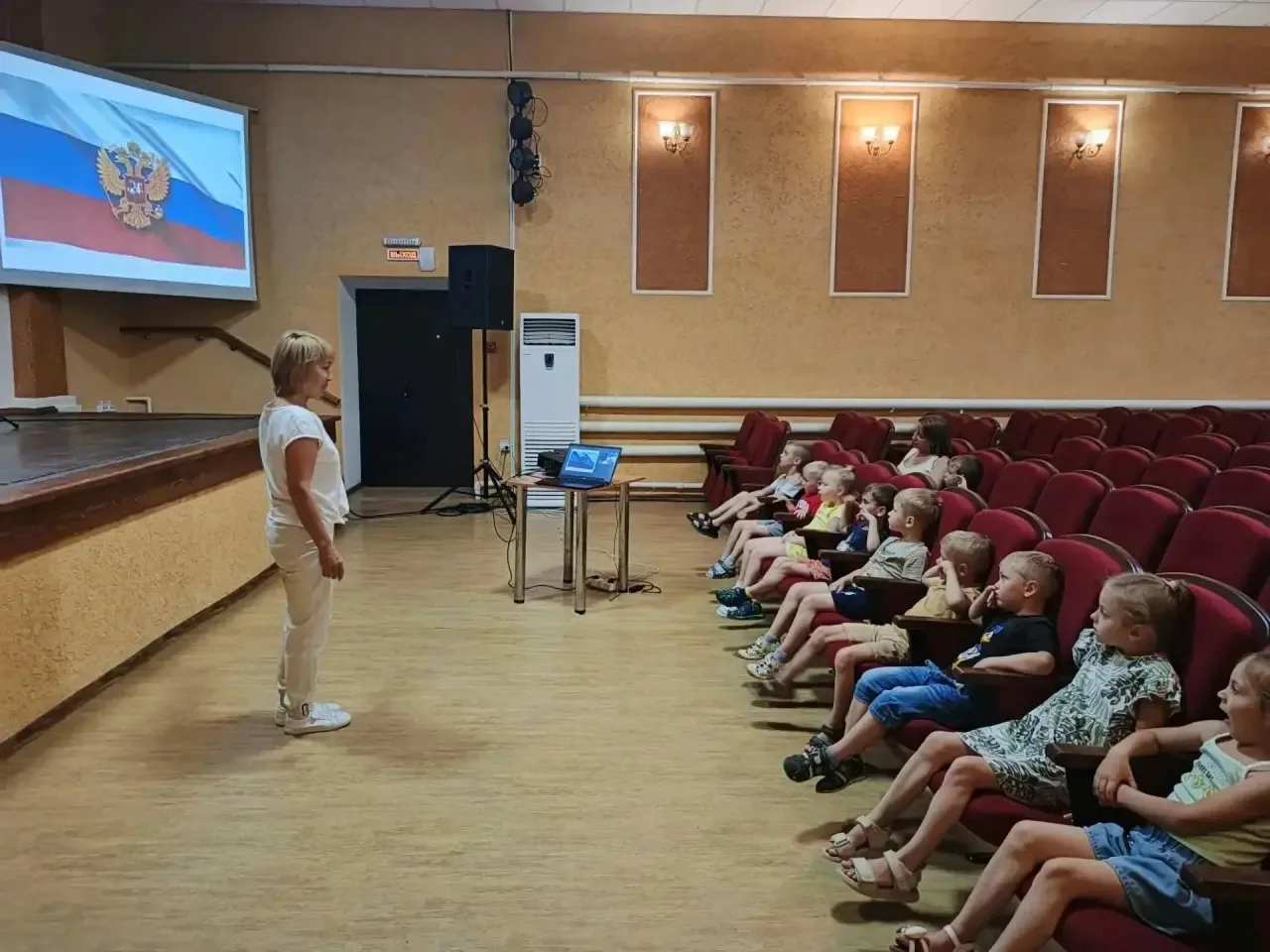 🇷🇺 В преддверии Дня Государственного флага России, ребята из групп "Буквоешки" и "Жем...