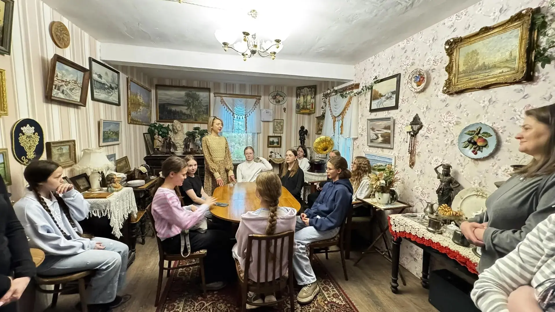 ☕🥄Вприглядку, вприлизку, впригрызку, вприкуску и даже вдогонку есть сахар научились лицеисты 6б клас