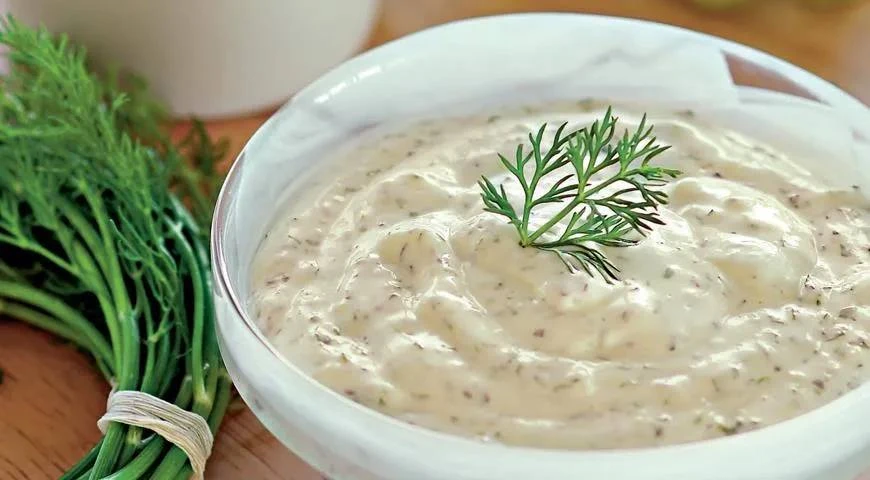 Сырный соус с зеленью🌿

👩‍🍳Ингредиенты:

✅Сыр - 500 г. 
✅Свежая петрушка или базилик - 3 веточки 