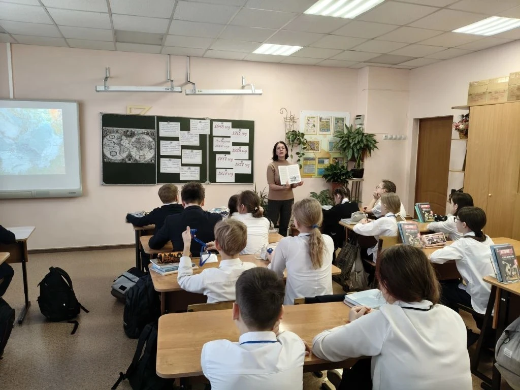 300-летнему освоению Арктики был посвящён библиотечный урок в 5 классе.  Тесное сотрудничество и про