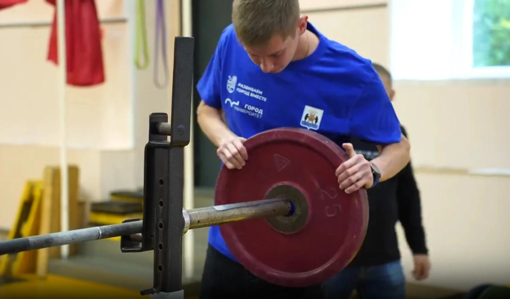 🏋 Новгородцы с ОВЗ могут бесплатно заниматься пауэрлифтингом