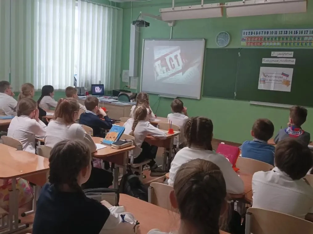 🇷🇺РАЗГОВОРЫ О ВАЖНОМ🇷🇺 Утро понедельника 02 марта 2026 года в школе традиционно началось с торжестве