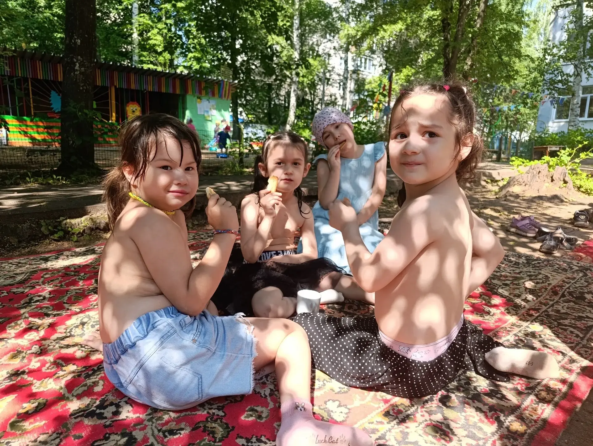 В течение нескольких ярких и тёплых июльских дней старшая группа "Светлячок ", провела пикник на све