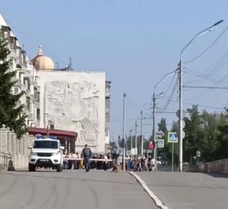 Алтайский краевой суд эвакуировали из-за сообщений о взрывном устройстве.

Всех людей вывели сегодня
