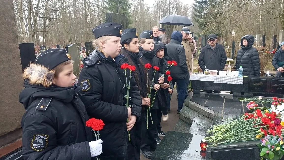 Сегодня кадеты 6к класса почтили память погибших подводников на Серафимовском кладбище, у памятника 