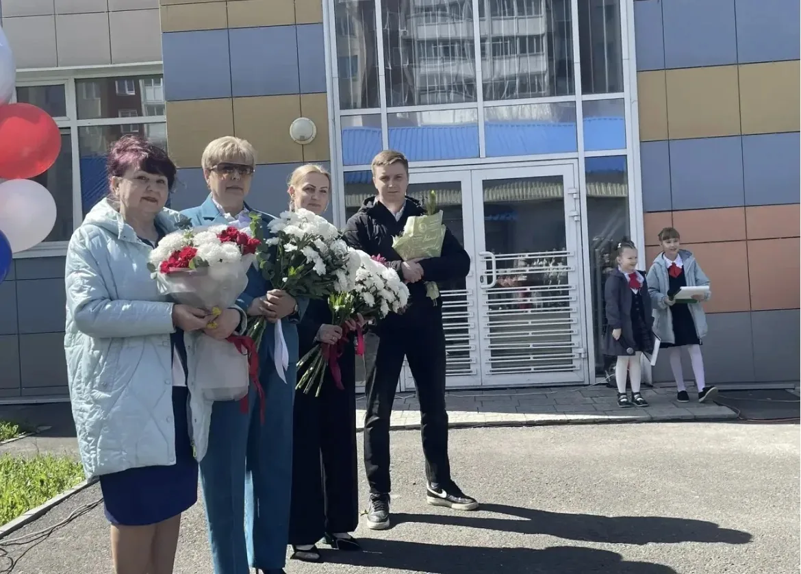 Первый класс окончен вами, Юными учениками, Поздравляем! Вы старались, Знаний новых набирались.  Мы 