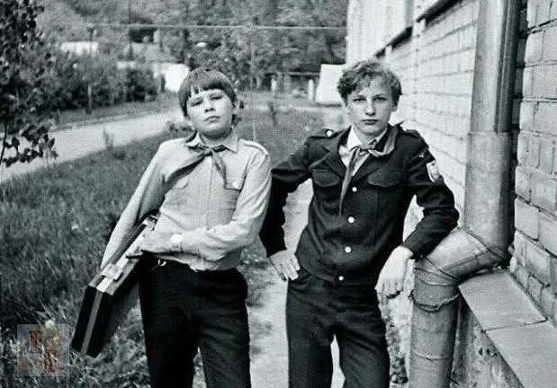 А вы тоже ходили в школу с дипломатом?