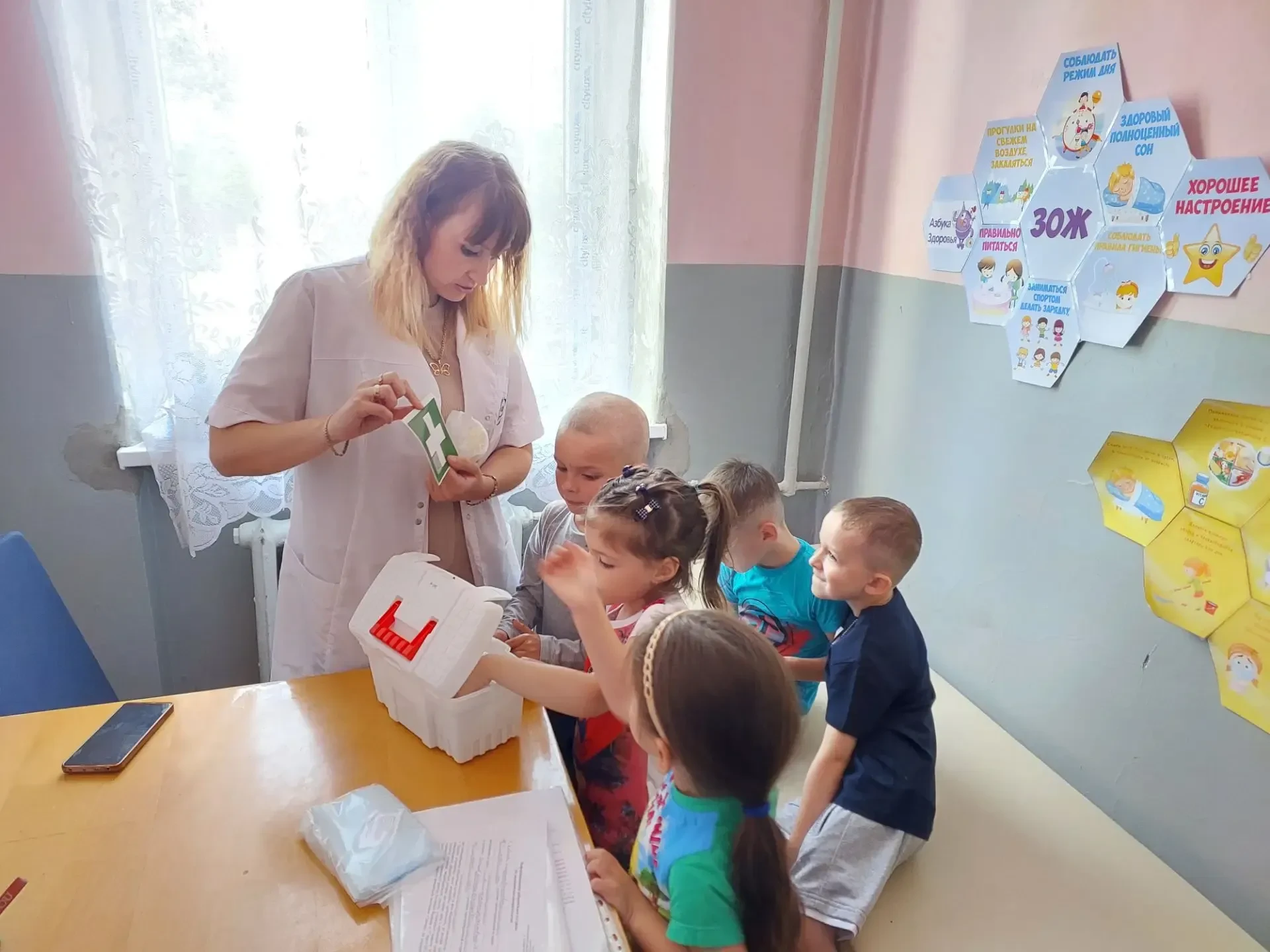 Занятия «День медицинского работника» 
Задачи: формировать у дошкольников представление о медицинско