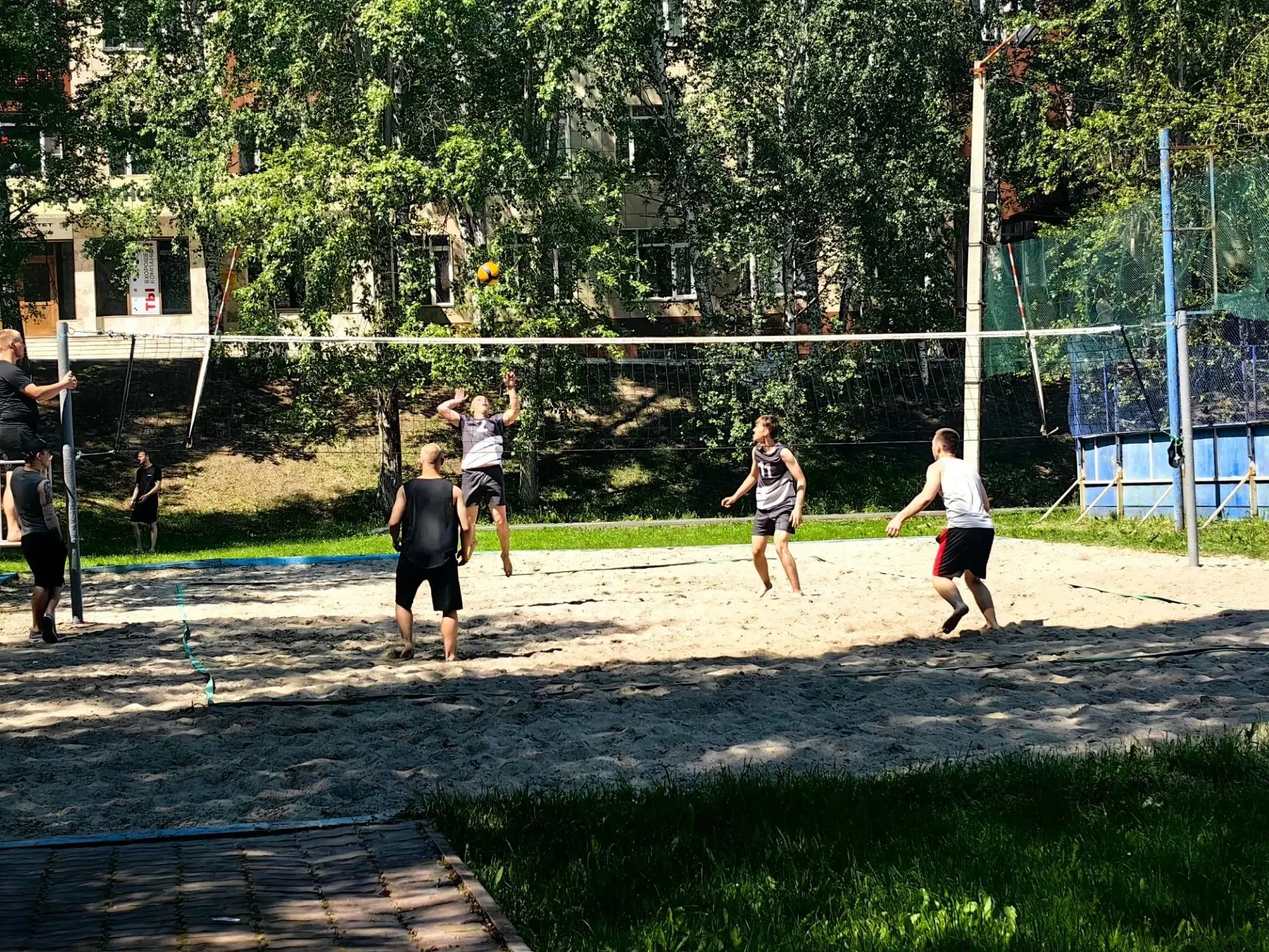 🏐 Итоги турнира по пляжному волейболу, посвящённого Дню молодёжи!
Яркое солнце, горячий песок и ещё