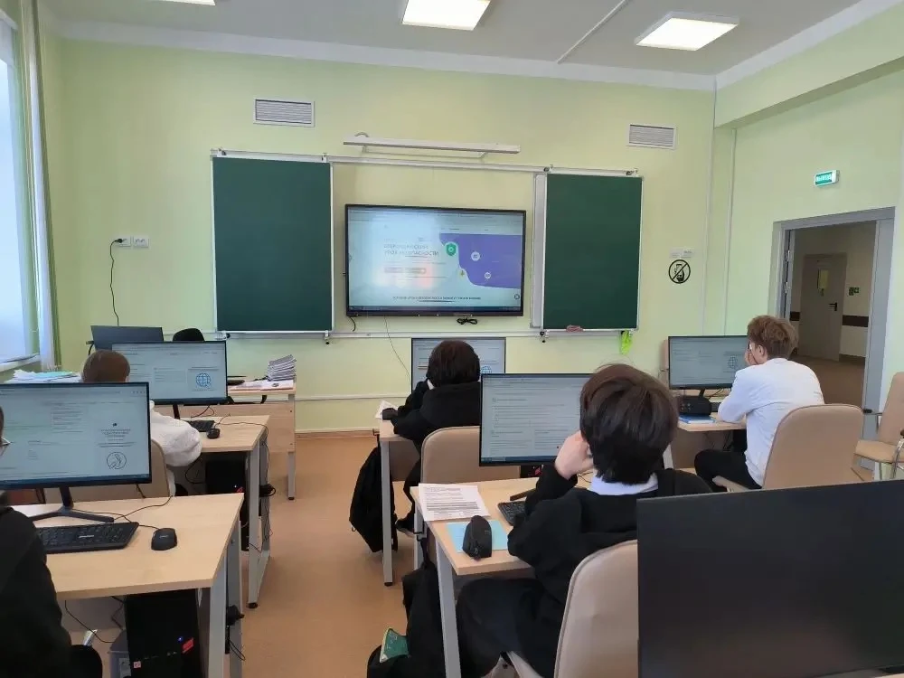 🌐 В Толмачевской школе №61 прошла неделя безопасного интернета  🤓 Сегодняшний мир немыслим без Интер