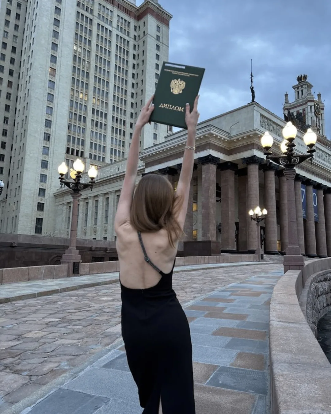 Финальный чек-лист выпускницы 🎓✨

Экзамены позади, волнения улеглись, а впереди — те самые заветные