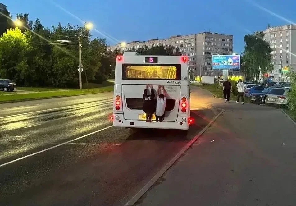 ЗАЦЕПЕРЫ КАТАЛИСЬ НА АВТОБУСЕ ПО УЛИЦЕ ПРОФСОЮЗНОЙ В КОСТРОМЕ