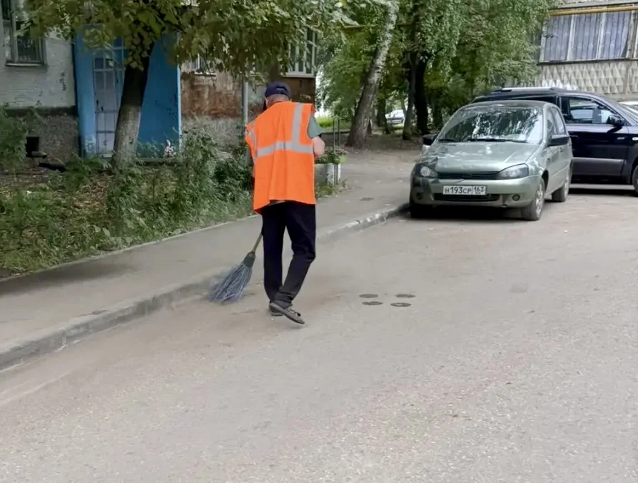 🧹Утренняя уборка придомовой территории по адресам: