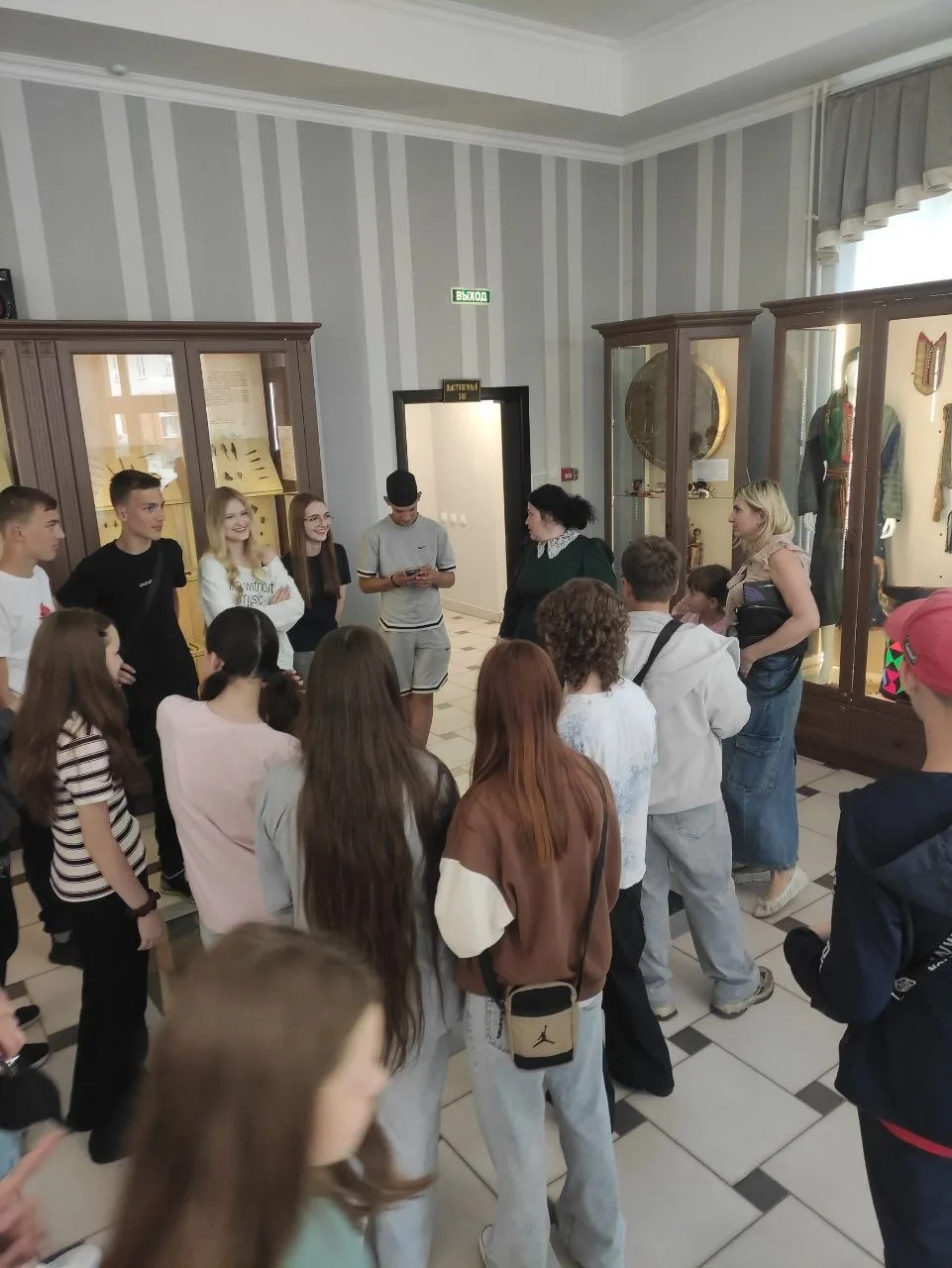 В гостях у Анны Михайловны🏛️

Наркиз Павлович в очередной раз на Родину прибыл; сейчас самое время 