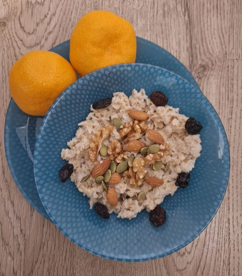 Овсяная каша с орехами и сухофруктами без глютена
