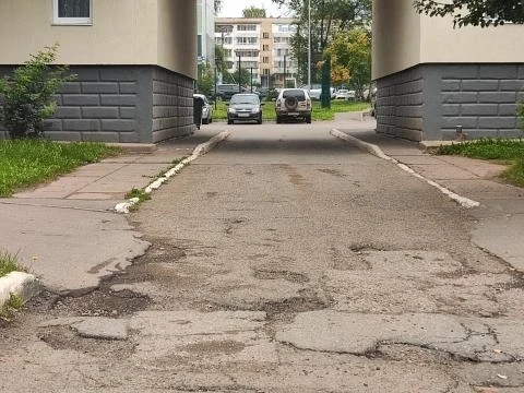 - Проспект Мира, 47. Большие ямы, при заезде во двор. Портятся диски и боковые порезы к...