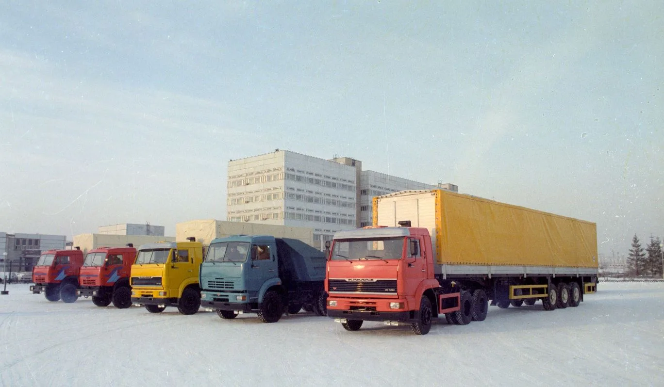 Автомобили КАМАЗ (К2) на площадке перед научно-техническим центром. Декабрь 1997 года.