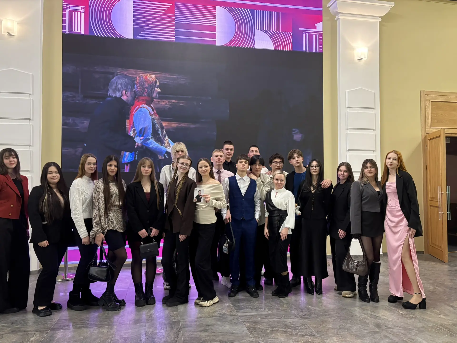 Учащиеся 11 «А» педагогического класса посетили Чехов центр, где посмотрели спектакль «Алые паруса».