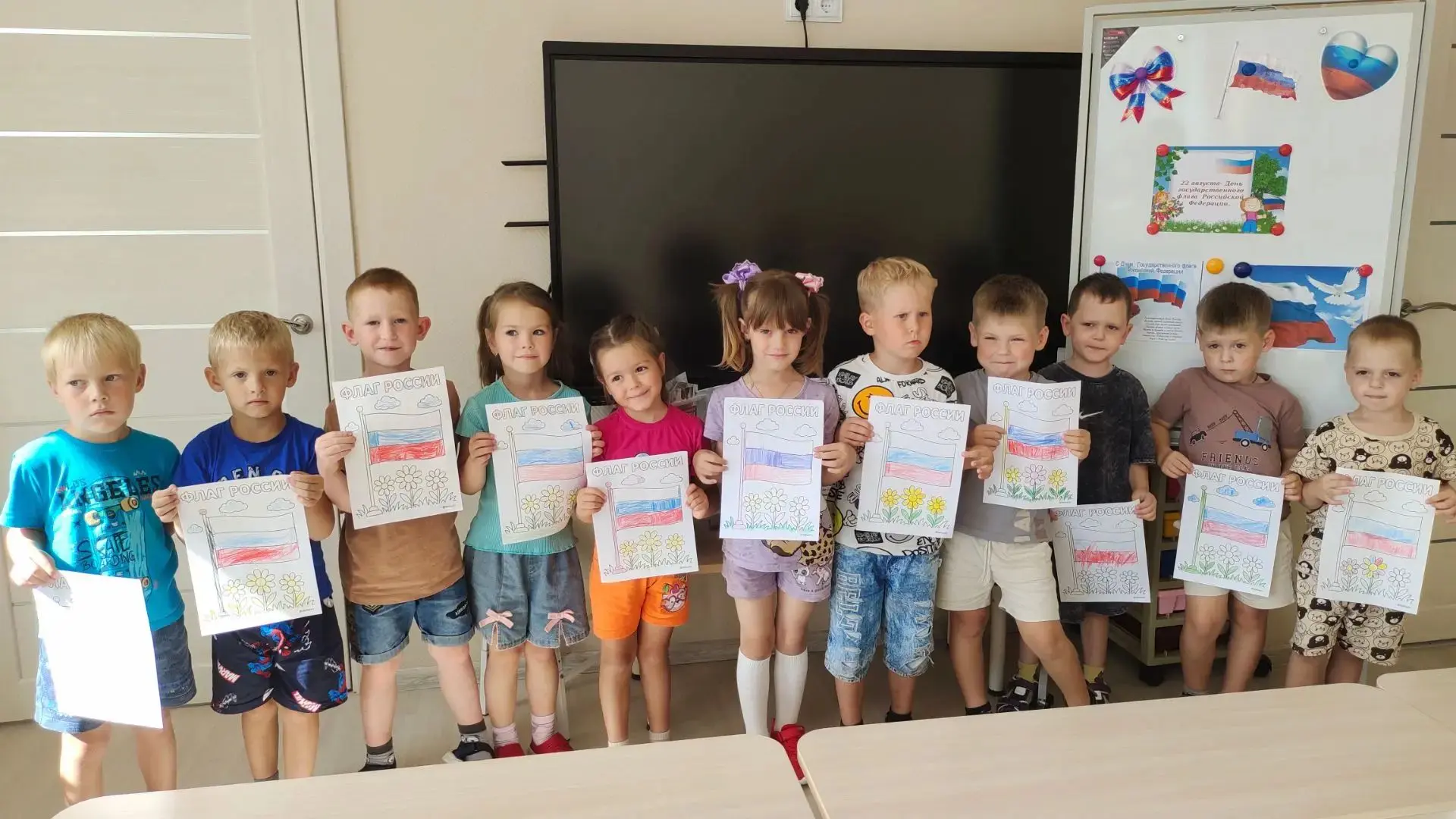 🎉 В преддверии Дня Государственного флага России в старшей группе «Лучики таланта» с д...