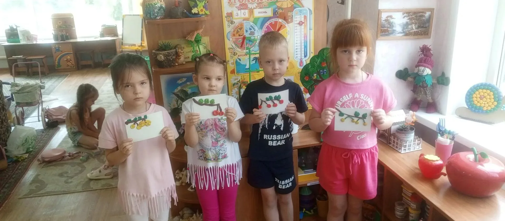 В группе " Пчёлки"сегодня было по-летнему жарко от творческого азарта! Ребята решили не ждать, когда