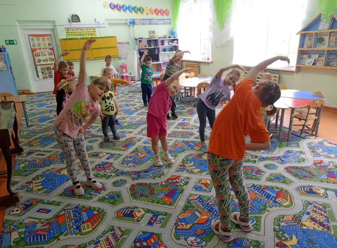 В детском саду родилась новая традиция. В мае утреннюю зарядку проводят выпускники,  бу...