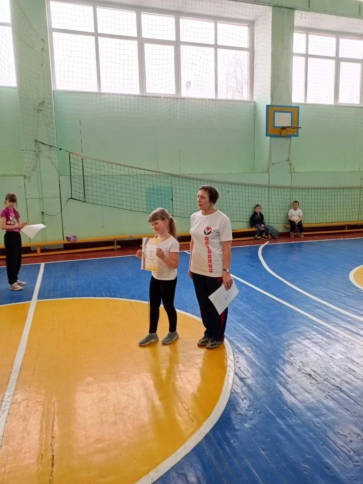 Весёлые старты для первоклассников: море улыбок и заряда бодрости! 🎉  В школе №5 прошли захватывающи