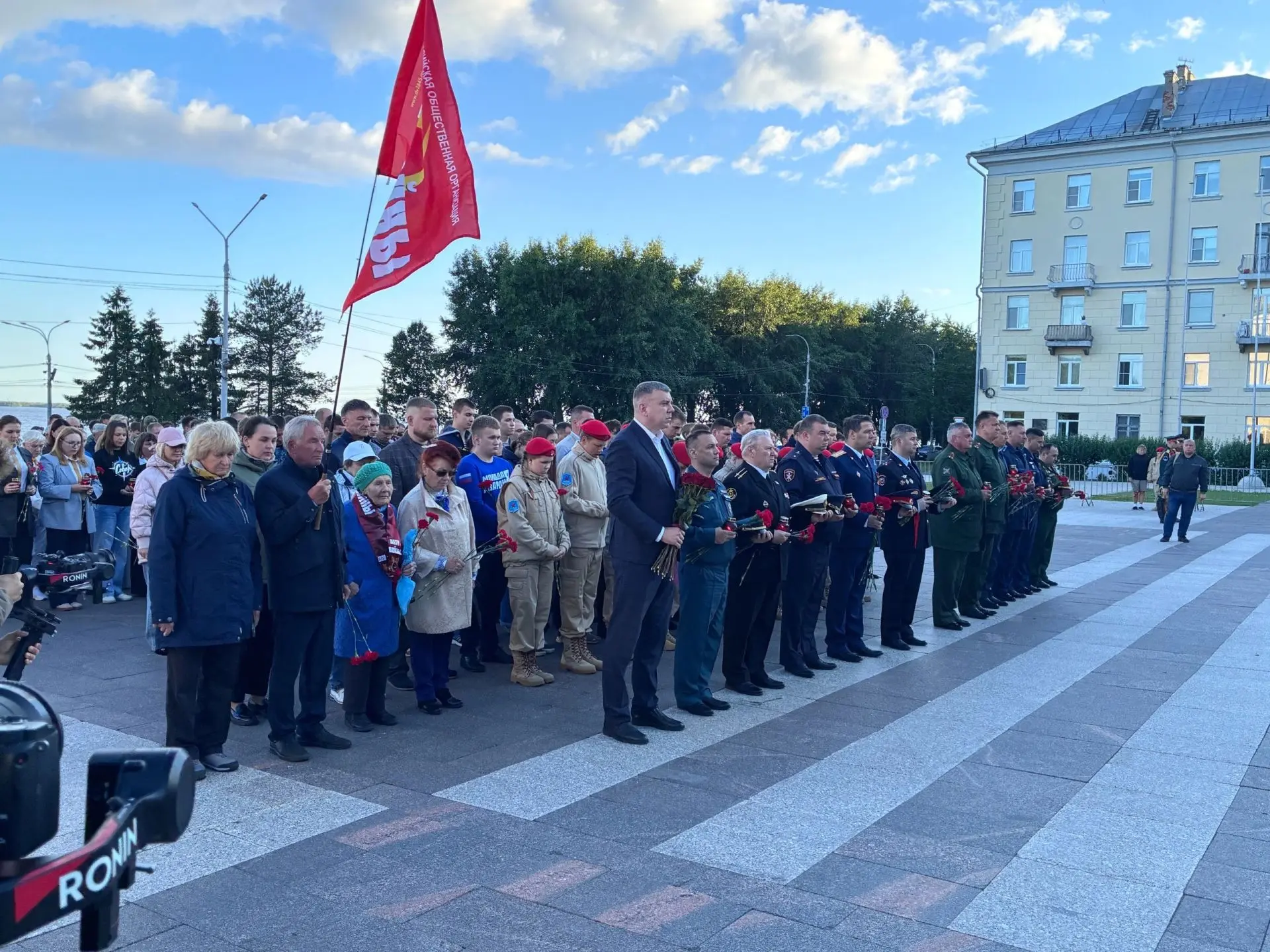 Ровно в четыре часа утра на площади Мира у Вечного огня в Архангельске вспомнили павших за Победу

В