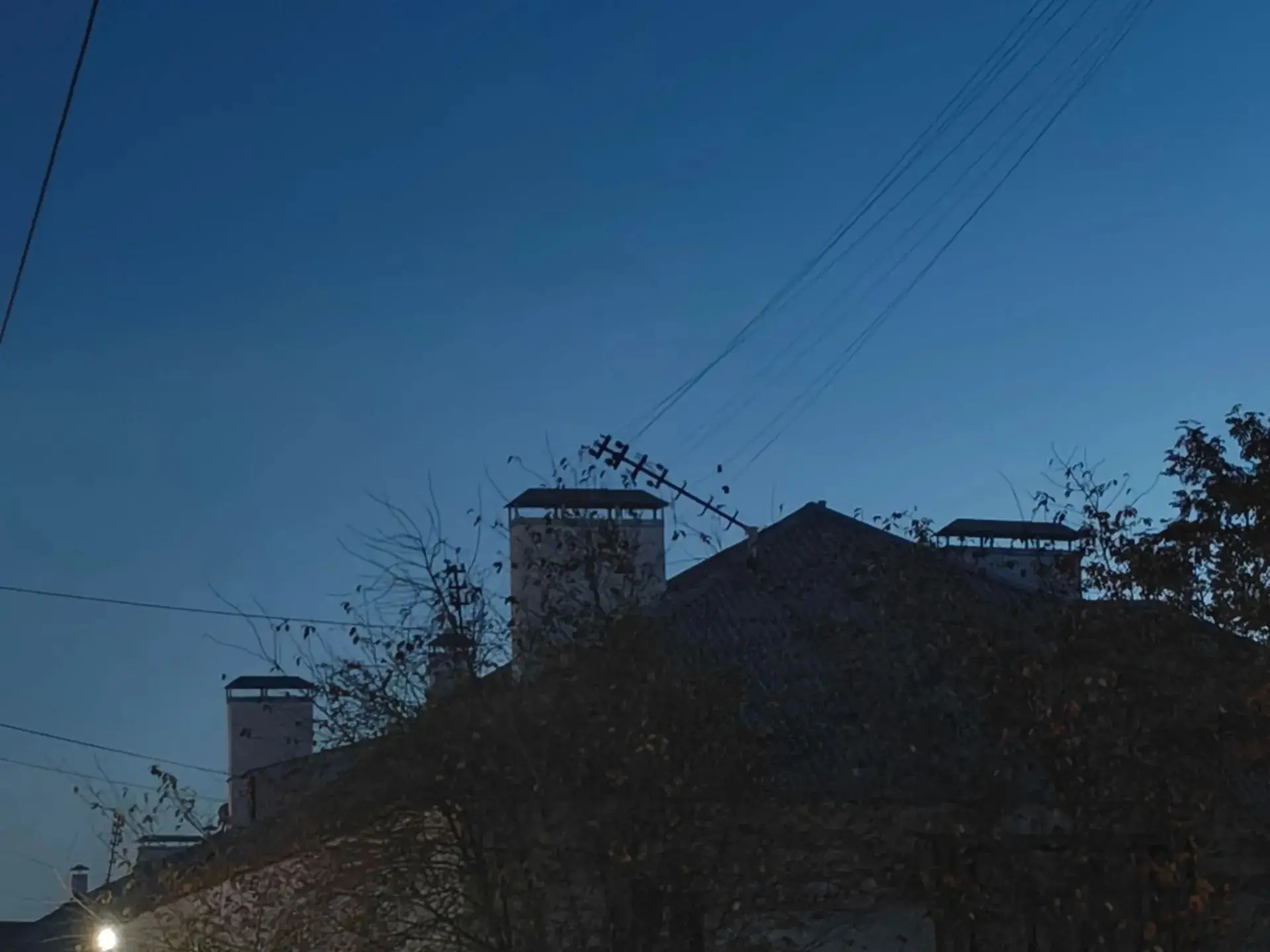 Здравствуйте, на улице 8 марта, дом 9, висит все на проводах