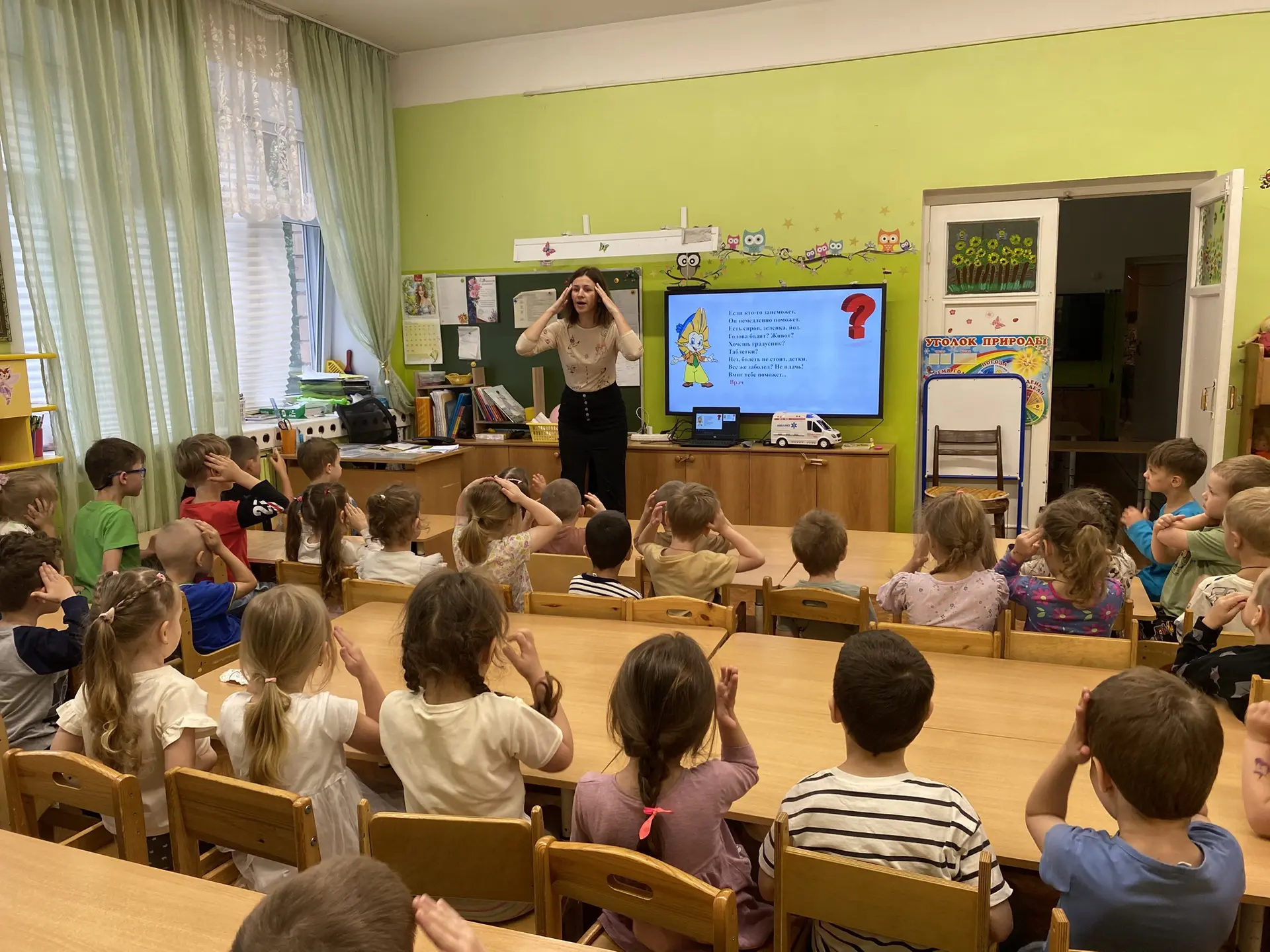По летнему плану ДО 19 в  средних группах прошел День медицинского работника!