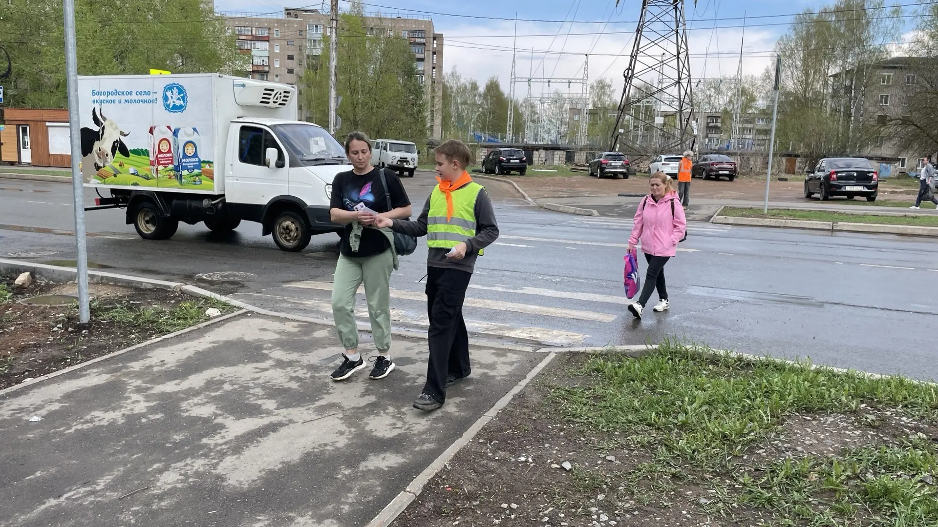 📢 Учащиеся нашей школы присоединились к городской акции «Безопасный переход»!  Ребята вышли на улицы
