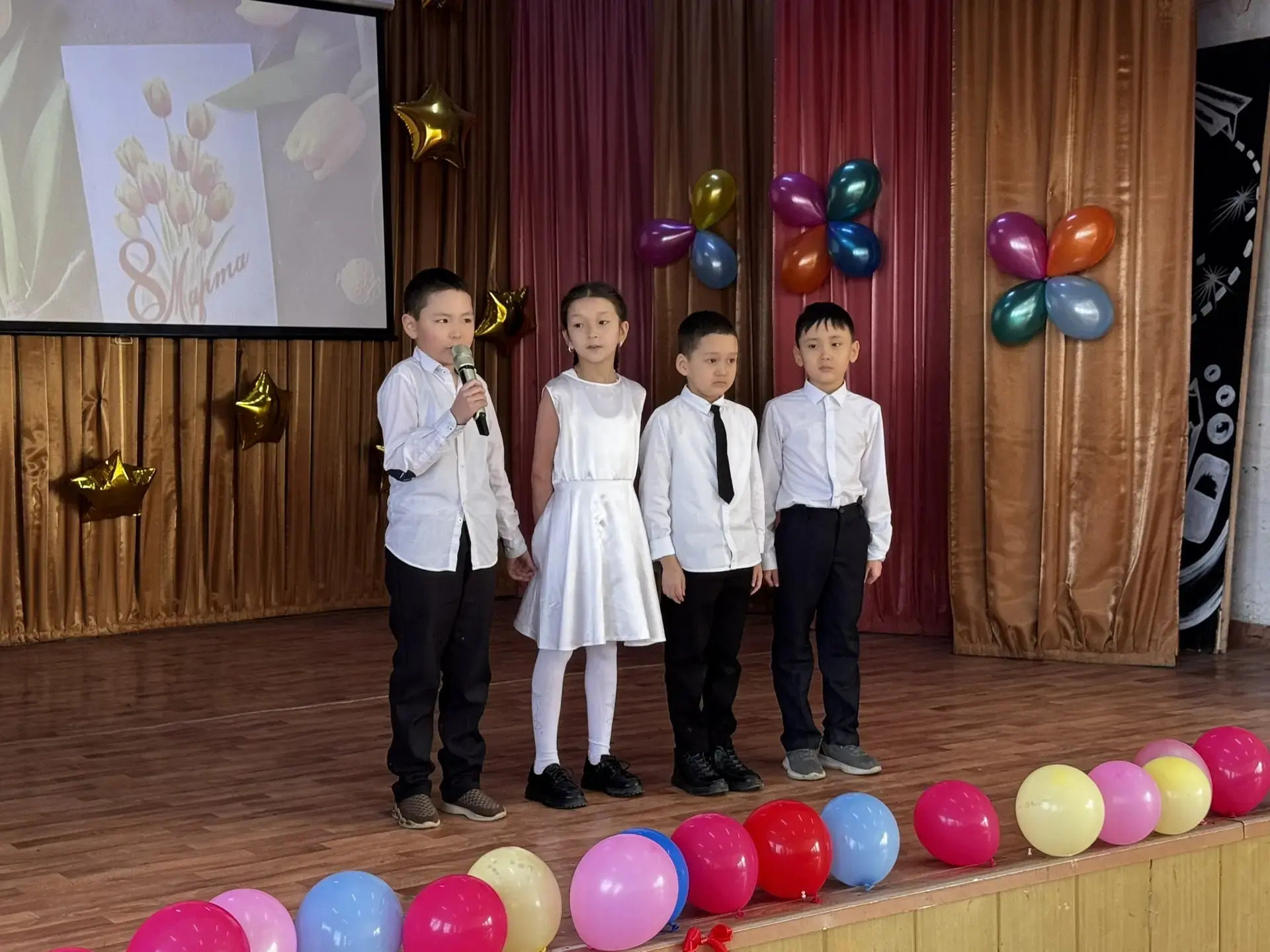 🌸 Самым любимым и нежным посвящается: праздник во 2 «В» классе! ✨  Сегодня в нашей школе было по-осо