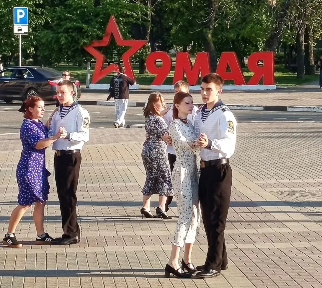 ⚡️День Победы в Ейске завершился концертом в ГДК  А перед его началом в фойе развернулись интерактив