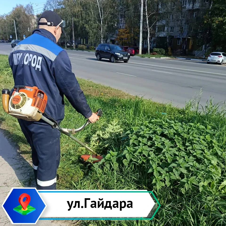 Сотрудники МБУ «Город» в ежедневном режиме продолжают комплексную уборку улиц Дзержинска.