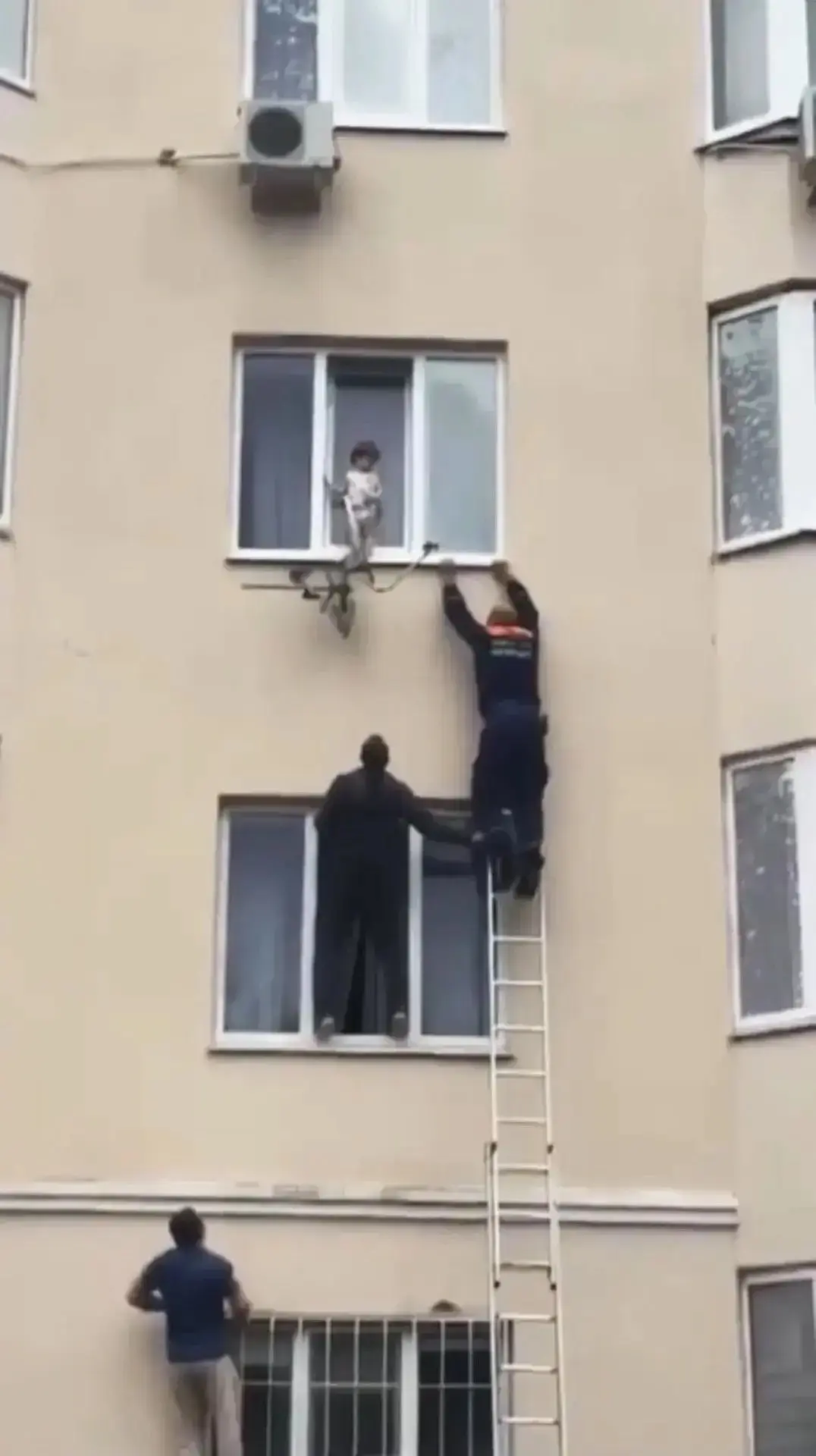 ❗️Полиция проводит проверку по факту происшествия с детьми, которые едва не выпали из окна