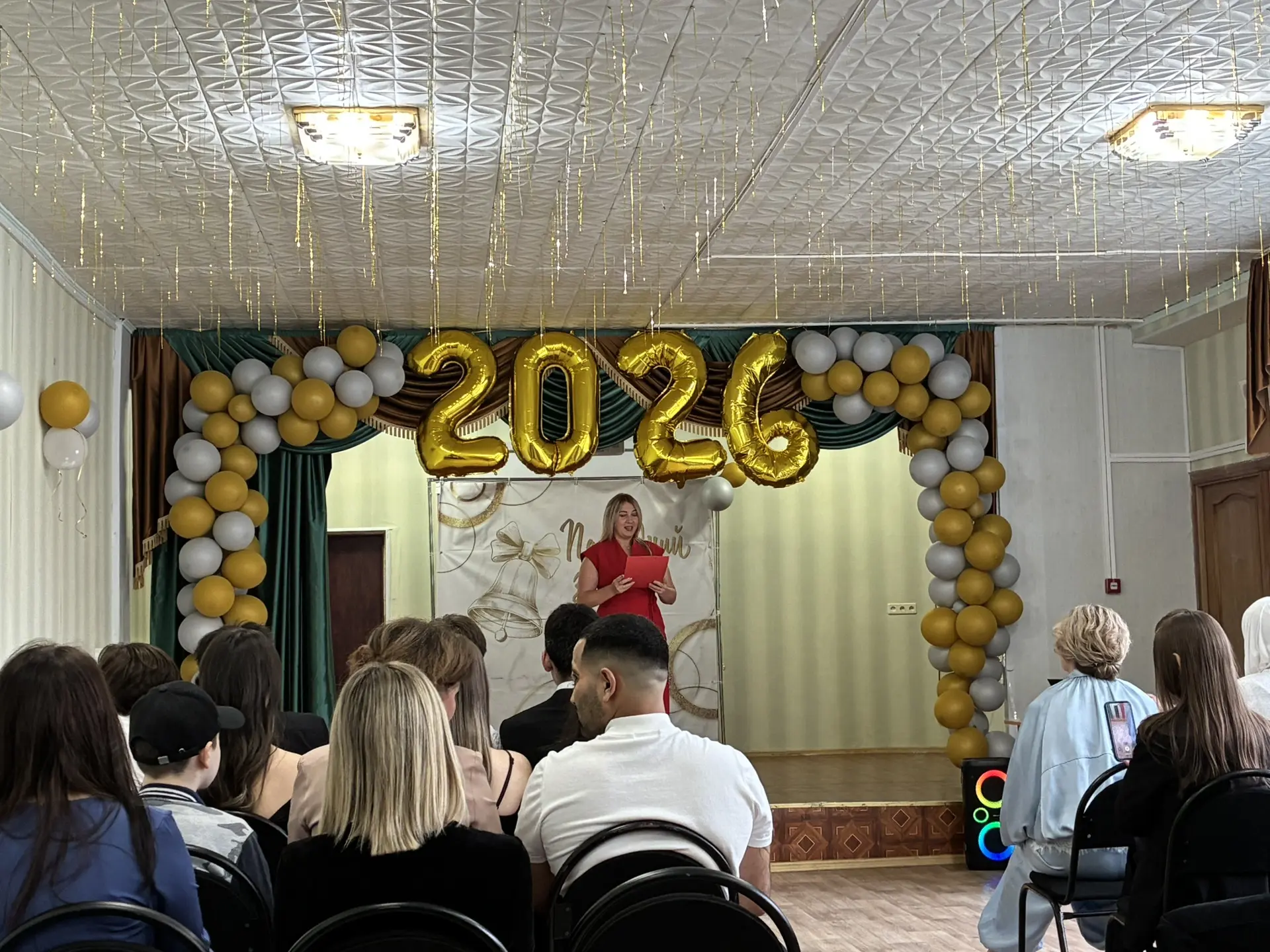 🎉 Торжественный момент: вручение аттестатов выпускникам 11 класса! 🎉

Сегодня в нашей школе царила