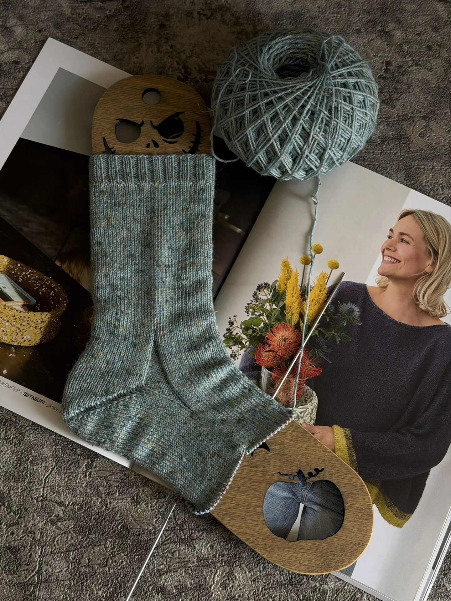 Ну что… финишная прямая! 🧦✨

Вчера, конечно, было не до вязания. Но сегодня посмотрела на носочек и