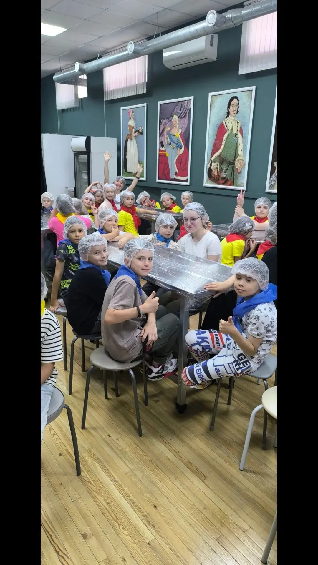 Сегодняшний день в школьном лагере был насыщен событиями!

С утра группа ребят отправилась в детскую
