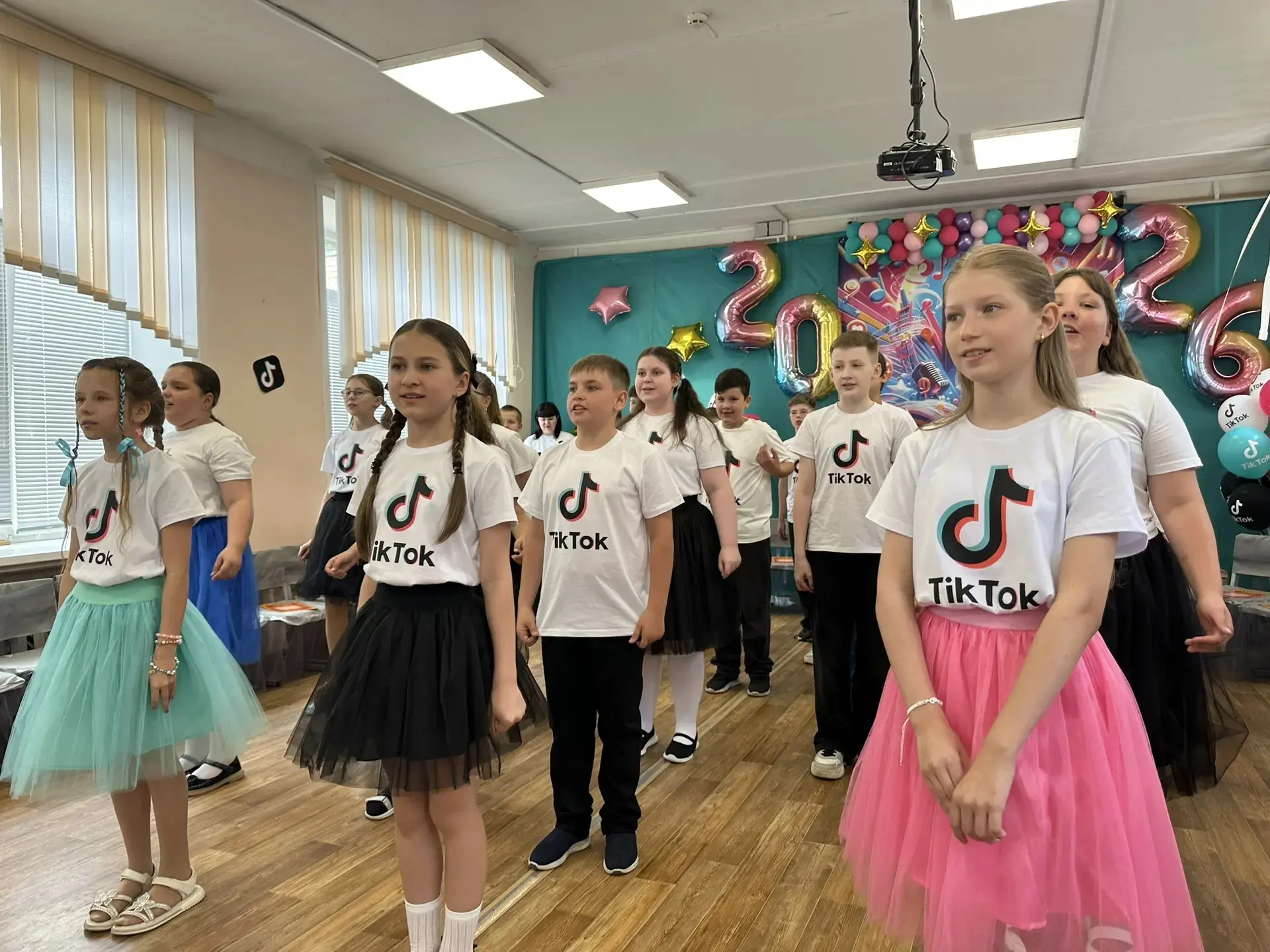 Сегодня состоялся выпускной в 4 «И» классе в стиле “TikTok”, классный руководитель Савина А.В. Позад
