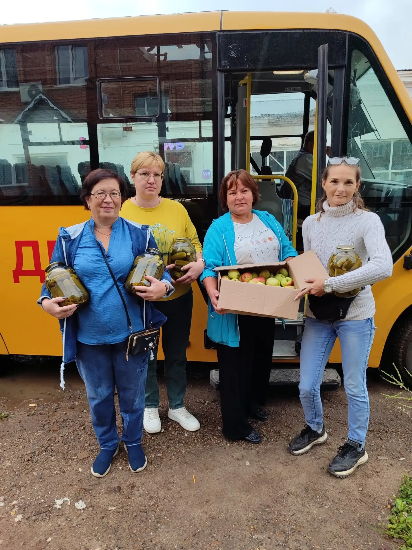 Сегодня часть урожая, собранного на нашем школьном огороде, педагоги бережно упаковали ...