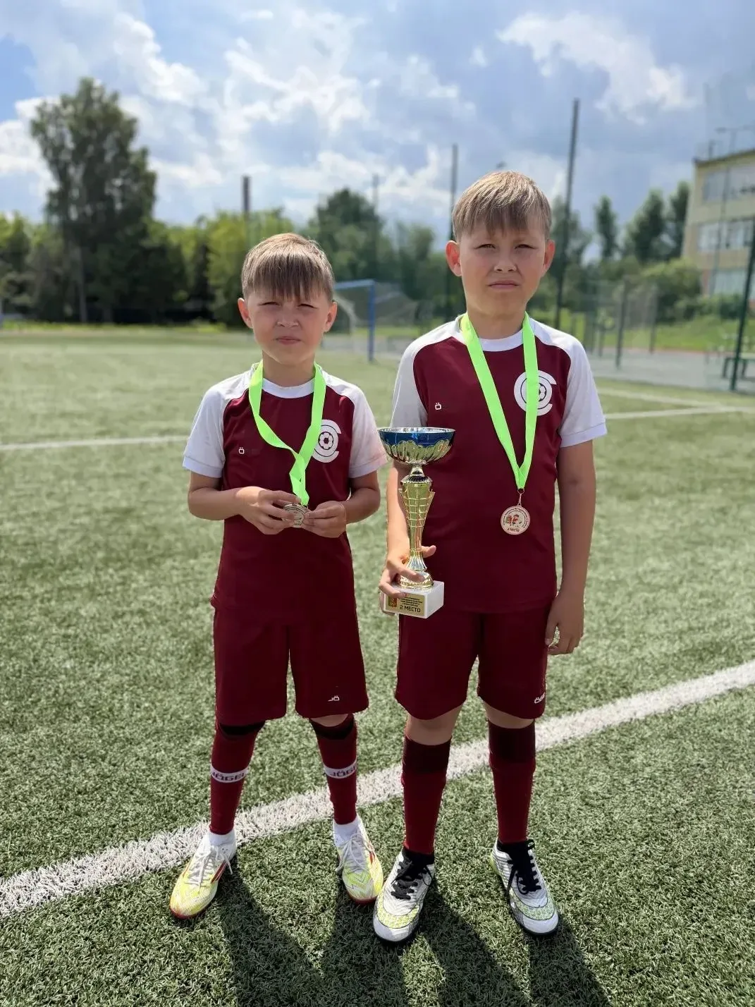 🏆 Наши герои: серебро на городском матче по футболу ⚽️

Наши ученики 2А класса Николаевы Кирилл и Д