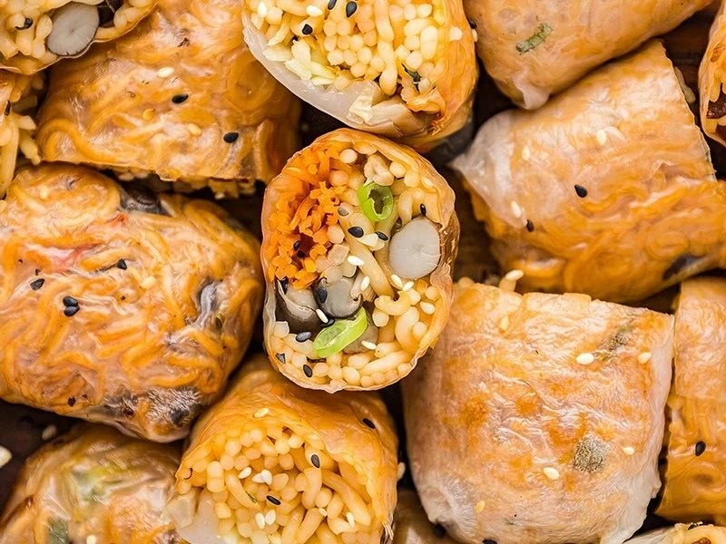 Рулетики из рисовой бумаги с лапшой Бульдак (Бультак ссам) – это популярная трендовая з...
