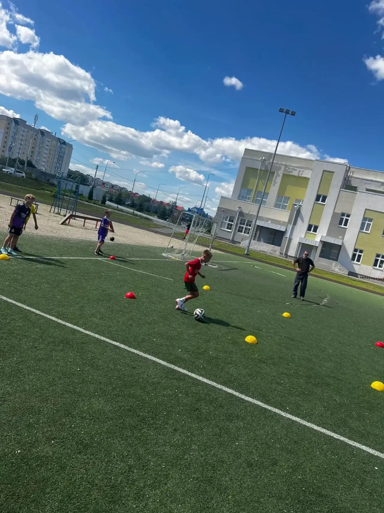 🏋️‍♀️ДВОРОВЫЙ ТРЕНЕР! 

☀️Лето, солнце, горячий асфальт и звонкий смех — идеальные декорации для пр