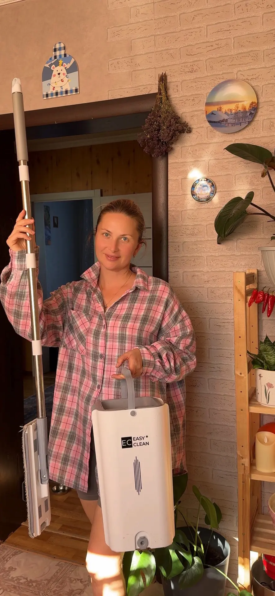 Девочки, моя швабра Easy Clean (лёгкая уборка) со мной уже 2 года! И это рекорд.
