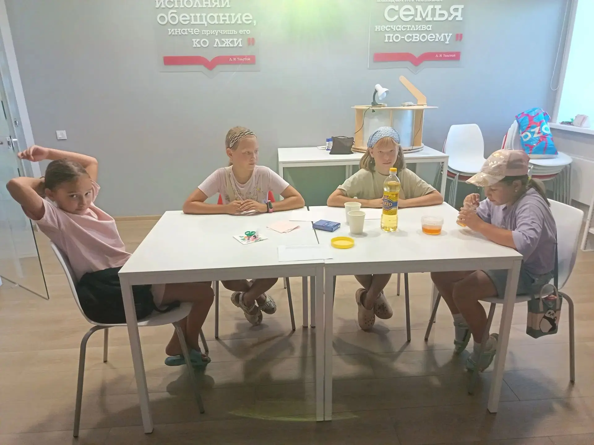 День опытов собрал детей в Центральной библиотеке округа . Проверка плотности разных ве...
