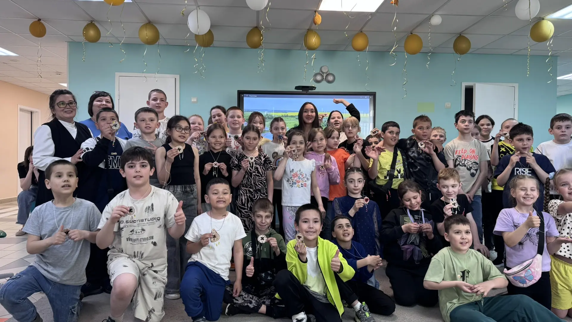 Сегодня сотрудники #ЦНК посетили детский лагерь школы №3 с мастер-классом «Орнаменты северных узоров