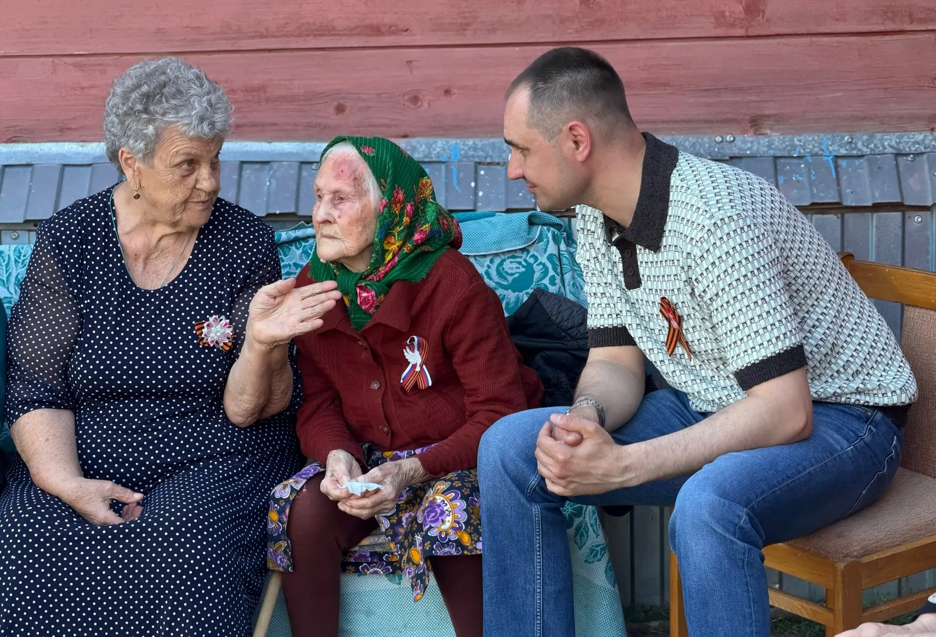 🎵Победа приходит в каждый дом. Сегодня – песней.  «Фронтовая бригада» выступила под окнами детей вой