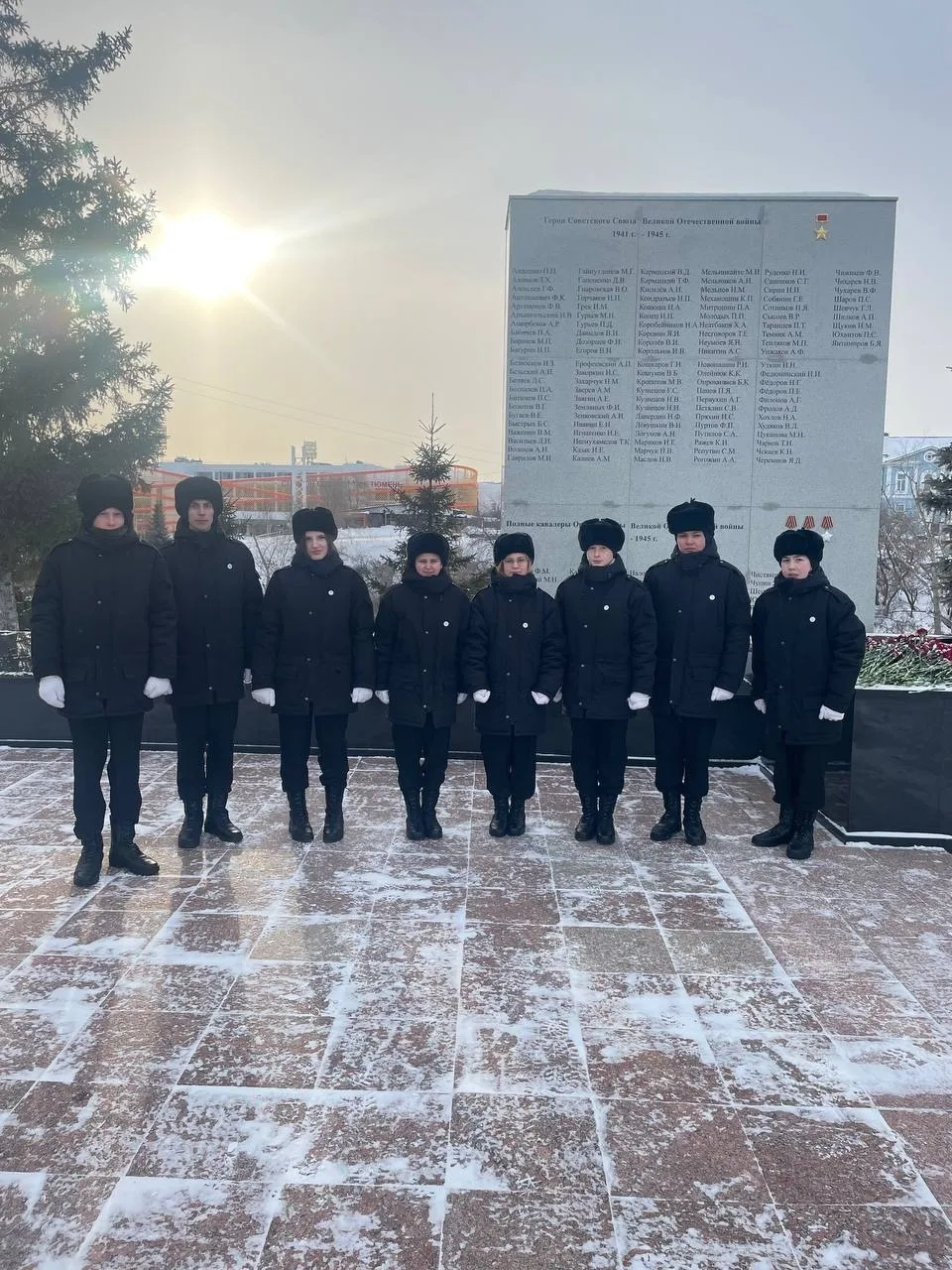 💂🏻‍♂ПОЧЕТНЫЙ КАРАУЛ 💂🏻‍♂    Лучшие ﻿ученики ﻿нашей ﻿школы всю неделю с гордостью несли почетный кара